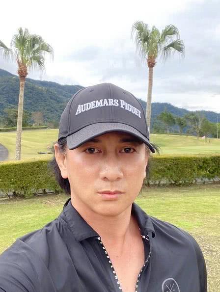 50歲吳奇隆終高調露面！扎小辮帥氣重現「蕭十一郎」經典，17年後「與逍遙侯相擁」引回憶