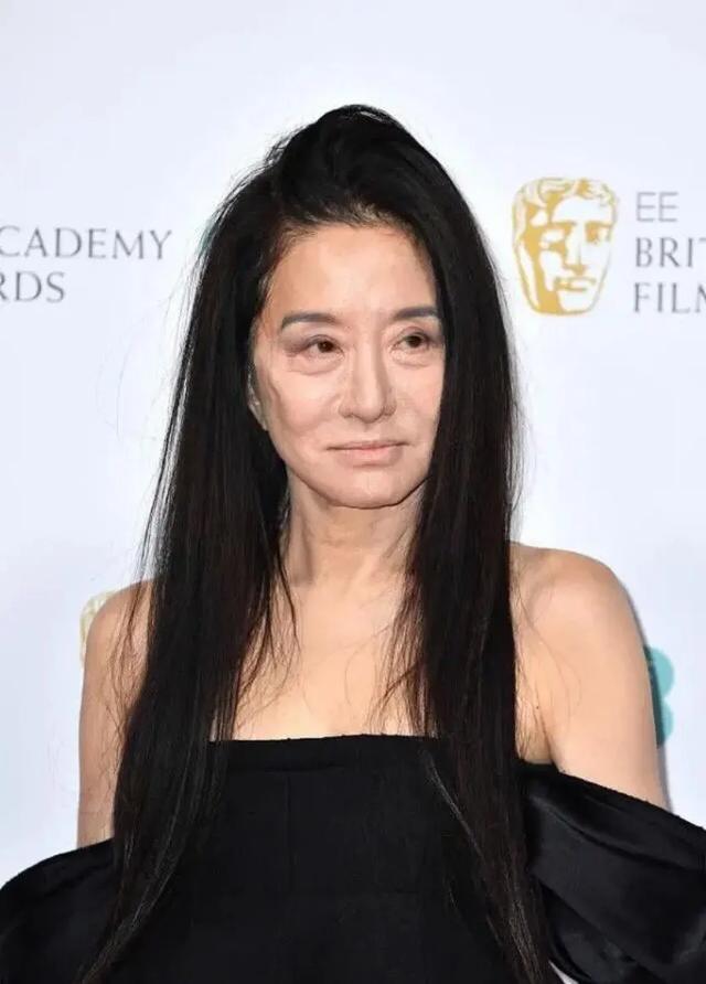 年齡不重要！她63歲離婚還被「小36歲鮮肉倒追」， 71歲仍有「腹肌和馬甲線」活成女性人生目標
