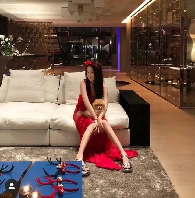 年齡不重要！她63歲離婚還被「小36歲鮮肉倒追」， 71歲仍有「腹肌和馬甲線」活成女性人生目標