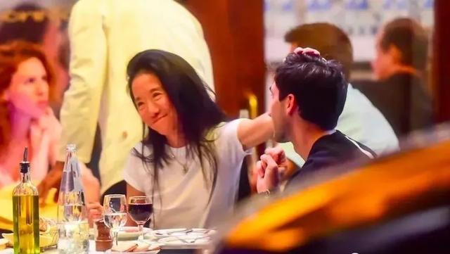 年齡不重要！她63歲離婚還被「小36歲鮮肉倒追」， 71歲仍有「腹肌和馬甲線」活成女性人生目標