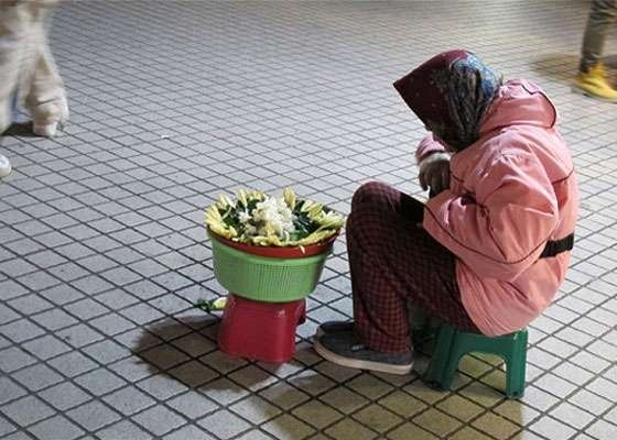 下雨照樣擺攤！玉蘭花阿婆「累到打瞌睡」捲身縮在板凳上　社會局調查回應：「沒有經濟上的困難」