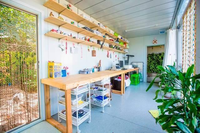 不用水泥不用磚！阿公為愛妻巧造「67坪豪華別墅」　走進去空中花園「宛如置身仙境」還有盪鞦韆❤