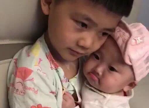 葛格抱抱！妹妹調皮被罵「轉身找哥哥求安慰」　哥哥霸氣擁入懷「下秒超暖move」網融化：小暖男