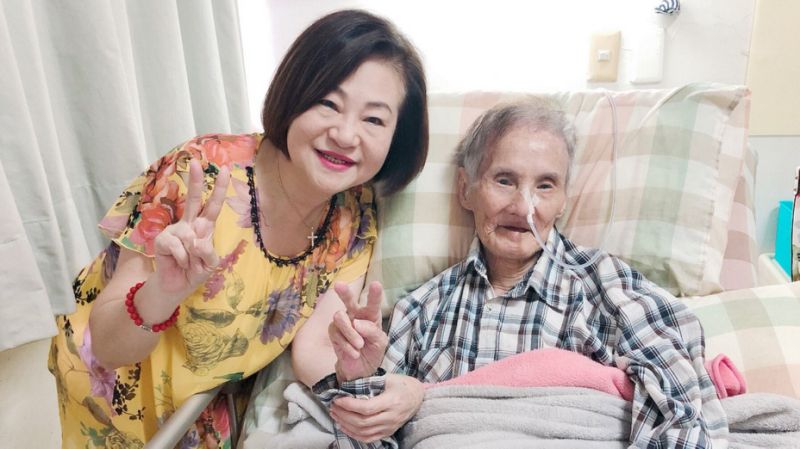 文夏喜迎93歲大壽！「修養7個月」傳來好消息：終於能自主進食　親朋好友相伴「揪愛妻放閃」開心宣布：我回來了