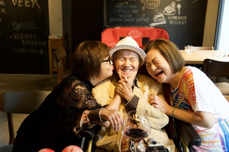 文夏喜迎93歲大壽！「修養7個月」傳來好消息：終於能自主進食　親朋好友相伴「揪愛妻放閃」開心宣布：我回來了