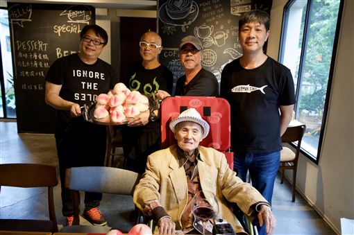 文夏喜迎93歲大壽！「修養7個月」傳來好消息：終於能自主進食　親朋好友相伴「揪愛妻放閃」開心宣布：我回來了