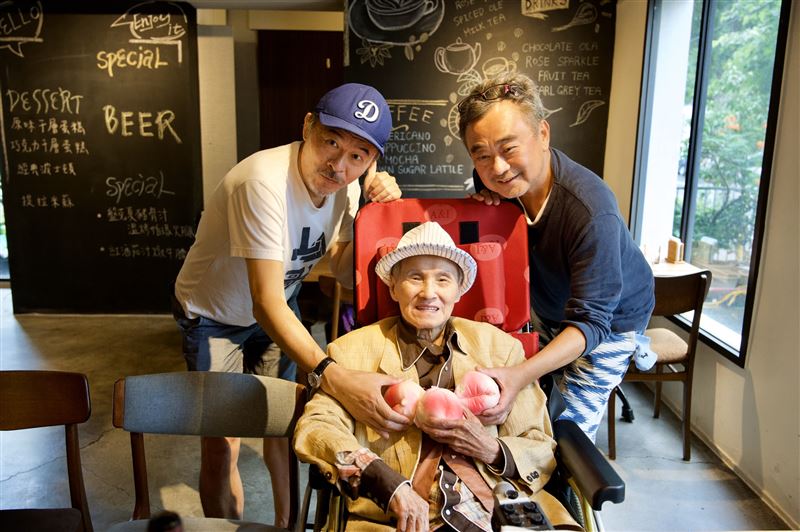 文夏喜迎93歲大壽！「修養7個月」傳來好消息：終於能自主進食　親朋好友相伴「揪愛妻放閃」開心宣布：我回來了
