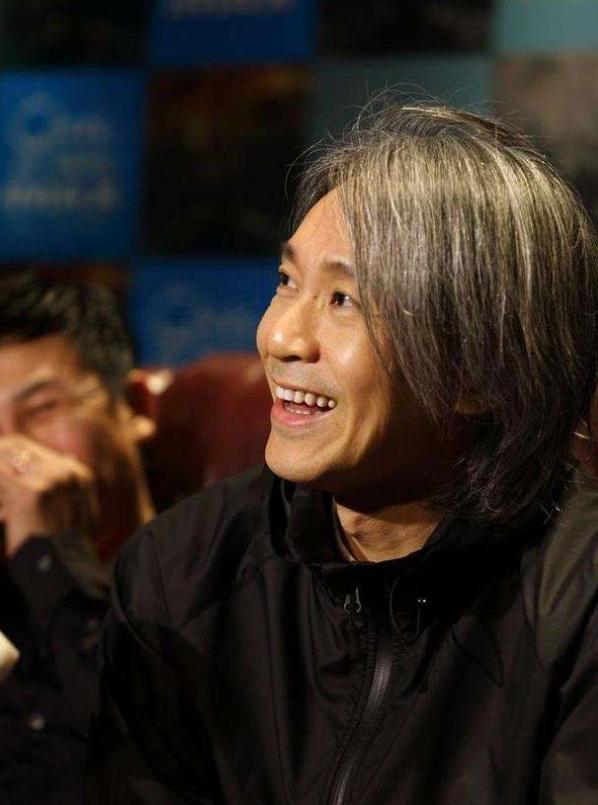 展現高EQ！周星馳被亞洲首富問：「我一天賺191億，你呢？」　只見他笑了笑10字「機智回話」征服全場