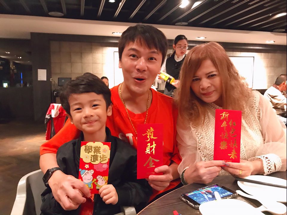 彌補11年前虧欠！黃文星憶出道「母親瞞病動手術」原因有洋蔥　今熬出頭「推輪椅帶媽遊山玩水」不忘盡孝