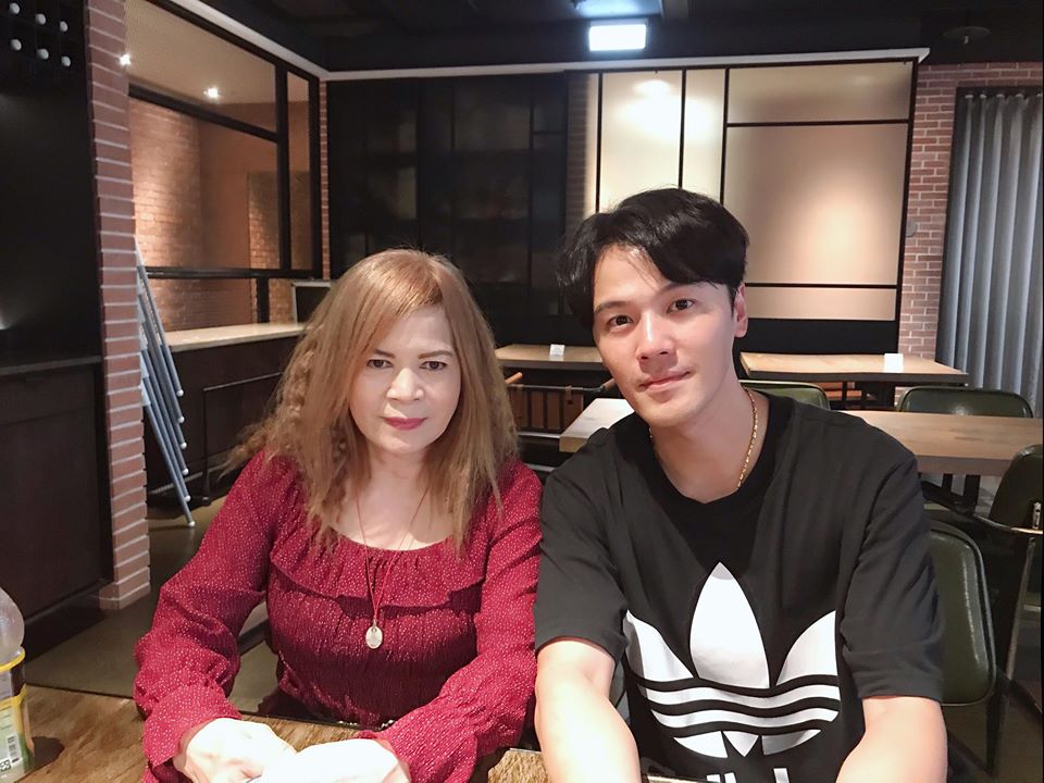 彌補11年前虧欠！黃文星憶出道「母親瞞病動手術」原因有洋蔥　今熬出頭「推輪椅帶媽遊山玩水」不忘盡孝