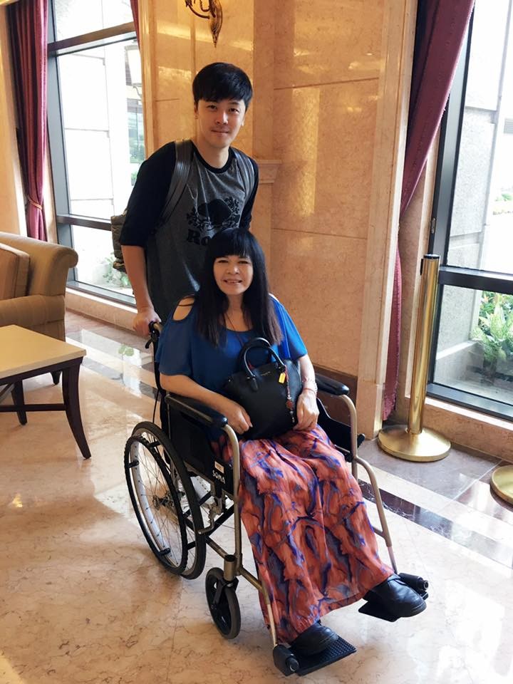 彌補11年前虧欠！黃文星憶出道「母親瞞病動手術」原因有洋蔥　今熬出頭「推輪椅帶媽遊山玩水」不忘盡孝