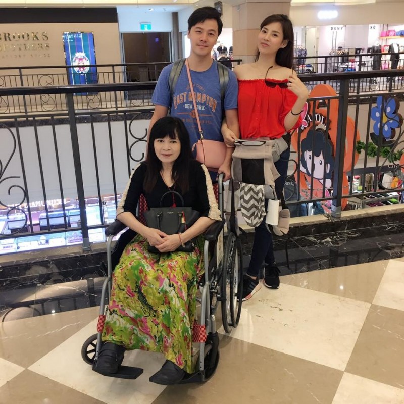彌補11年前虧欠！黃文星憶出道「母親瞞病動手術」原因有洋蔥　今熬出頭「推輪椅帶媽遊山玩水」不忘盡孝