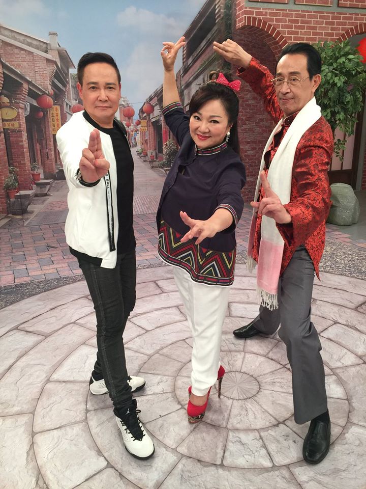 69歲資深男星被直擊「台北街頭擺攤」親自攬客人　終身不婚「體悟無常」：做人要懂得放下