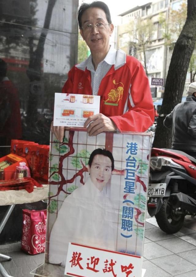 69歲資深男星被直擊「台北街頭擺攤」親自攬客人　終身不婚「體悟無常」：做人要懂得放下