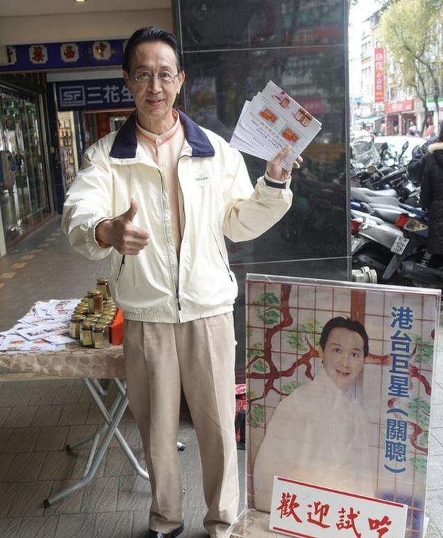 69歲資深男星被直擊「台北街頭擺攤」親自攬客人　終身不婚「體悟無常」：做人要懂得放下