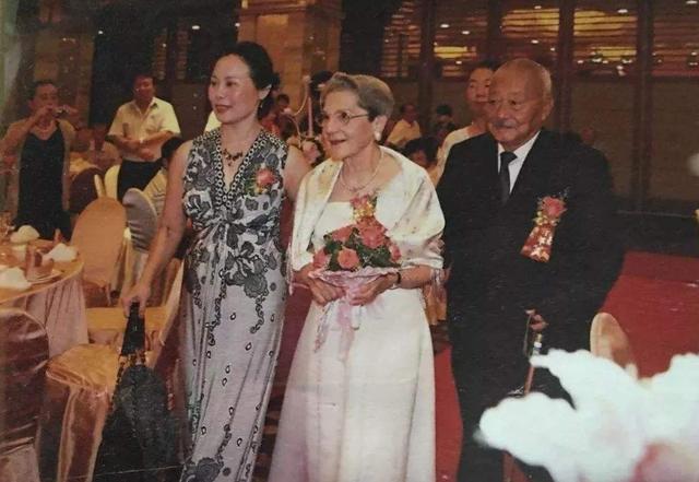 25歲一眼誤終身！法國老太苦等初戀「55年沒嫁人」 83歲「一封書信」再續前緣：終於等到你❤ 