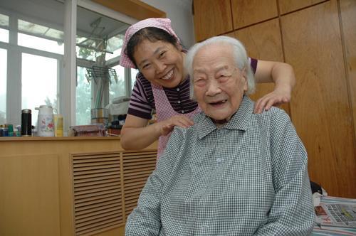 86歲公公高薪聘請52歲保姆！遭到全家反對，「老人説出實情」家人瞬間淚目：我們錯怪他了 