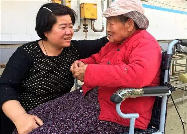 86歲公公高薪聘請52歲保姆！遭到全家反對，「老人説出實情」家人瞬間淚目：我們錯怪他了 