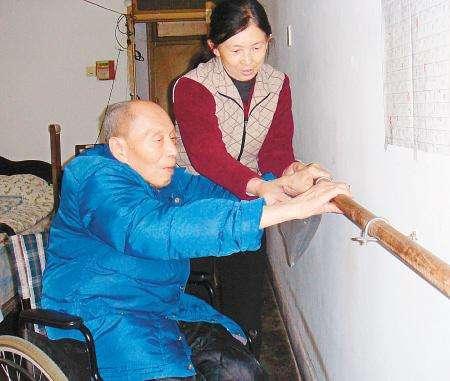 86歲公公高薪聘請52歲保姆！遭到全家反對，「老人説出實情」家人瞬間淚目：我們錯怪他了 