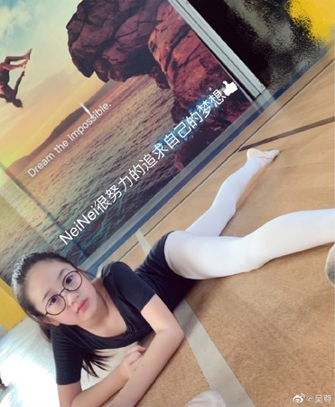 我女兒最棒！吳尊帶孩子出國「手機偏心只拍女兒」　兒子一看「超萌招數爭寵」網友暖笑了