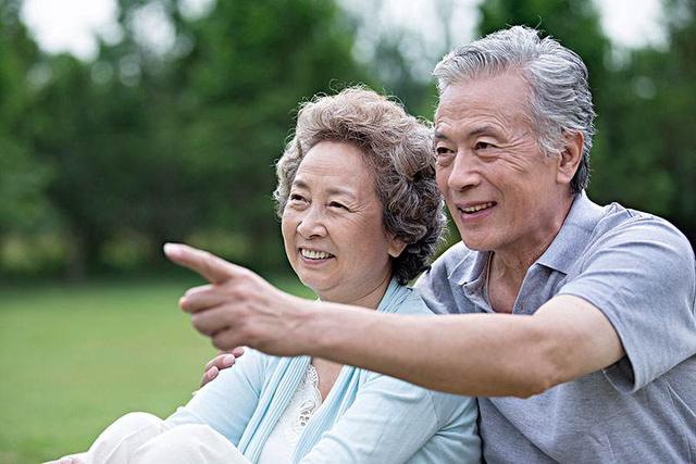 兒子勸獨居5年父親找個伴！「爸你才52歲，再找個老伴吧？」父親的回答很現實也很心酸