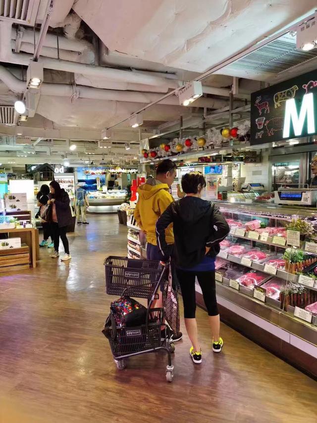 神仙眷侶！最高學歷港姐嫁影帝「22年婚姻甜如初戀」53歲眼裡仍藏愛「每年收到一件愛的禮物」