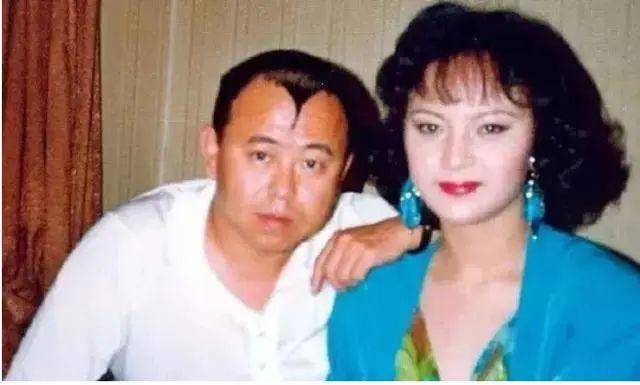攜手39年！男星不得志「妻陪住8年廁所」　爆紅後自大嫌棄老婆「她包容忍讓2年」收心成寵妻好男人