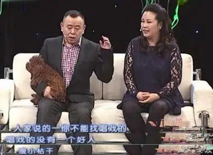 攜手39年！男星不得志「妻陪住8年廁所」　爆紅後自大嫌棄老婆「她包容忍讓2年」收心成寵妻好男人