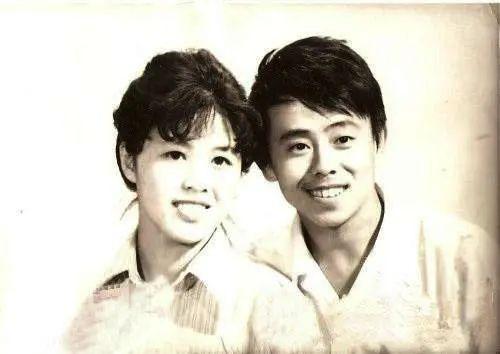 攜手39年！男星不得志「妻陪住8年廁所」　爆紅後自大嫌棄老婆「她包容忍讓2年」收心成寵妻好男人