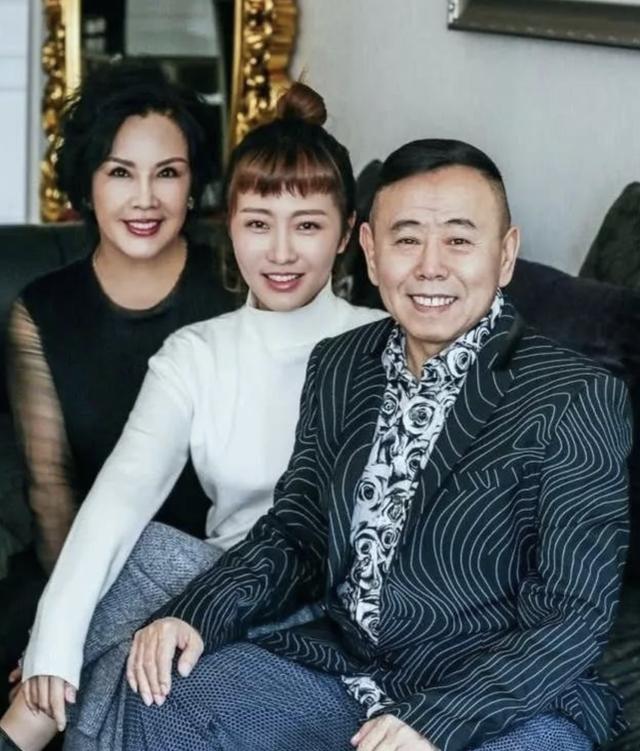 攜手39年！男星不得志「妻陪住8年廁所」　爆紅後自大嫌棄老婆「她包容忍讓2年」收心成寵妻好男人