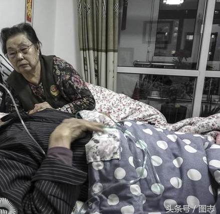 放不下80年老伴！爺爺回光返照「顫抖吻別白髮妻」：這次真的要走了　淚崩追憶「從7歲到白頭的深情」一輩子太短