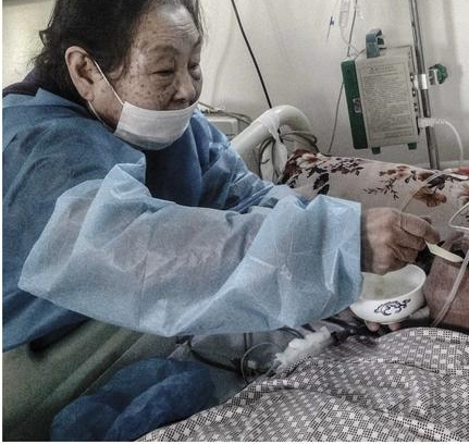 放不下80年老伴！爺爺回光返照「顫抖吻別白髮妻」：這次真的要走了　淚崩追憶「從7歲到白頭的深情」一輩子太短