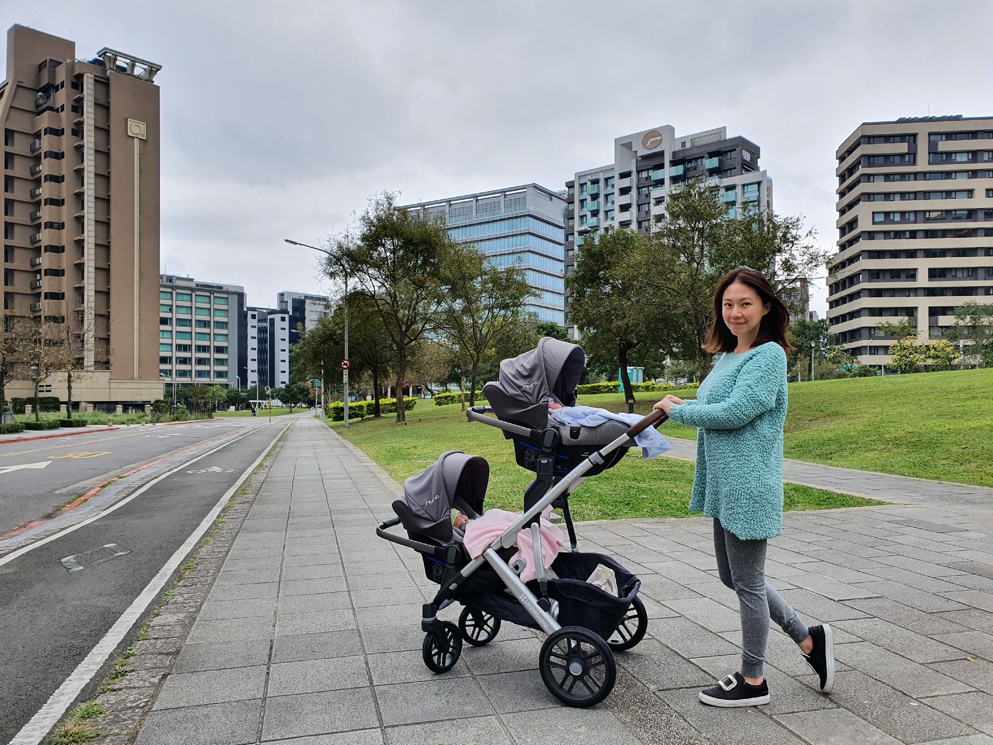 雙倍辛苦!女主播產龍鳳胎「首次過年超艱辛」每天各親餵6次 累到大哭曝「老公暖舉」靠神隊友充電