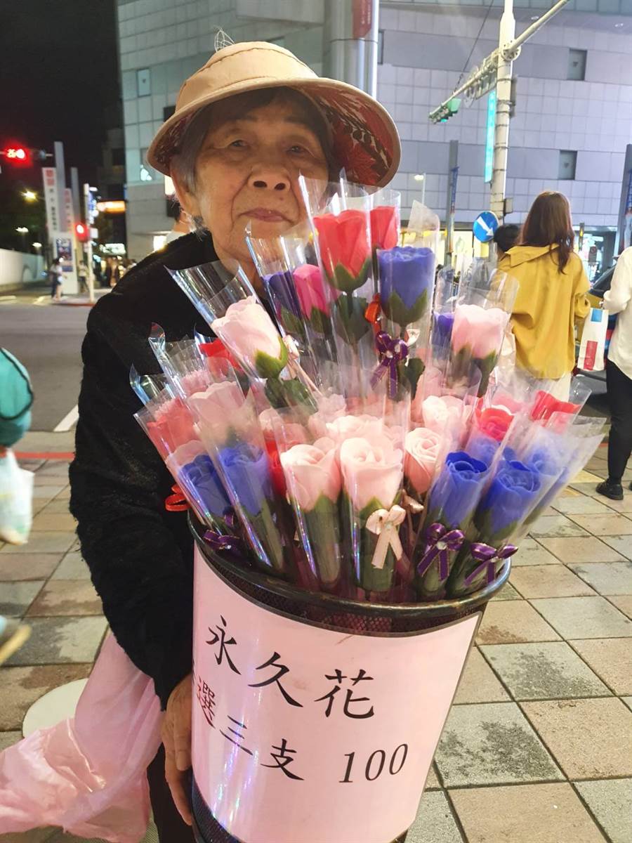 86歲「玫瑰花婆婆」扛生計賣花！淚曝「40年前送養兒」盼再見一面　謝客人送暖「代向警察求情」霸氣付錢