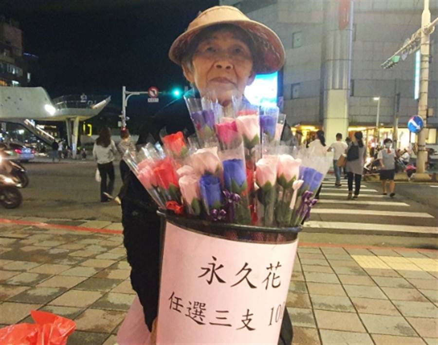 86歲「玫瑰花婆婆」扛生計賣花！淚曝「40年前送養兒」盼再見一面　謝客人送暖「代向警察求情」霸氣付錢