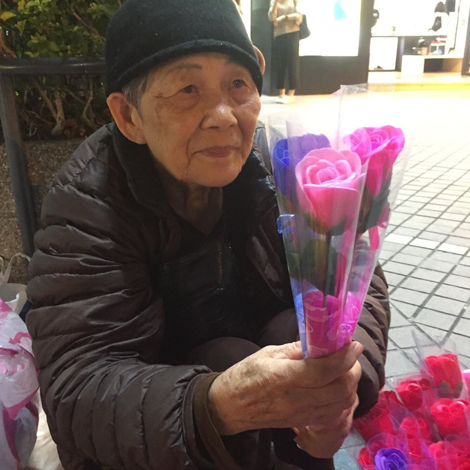 86歲「玫瑰花婆婆」扛生計賣花！淚曝「40年前送養兒」盼再見一面　謝客人送暖「代向警察求情」霸氣付錢