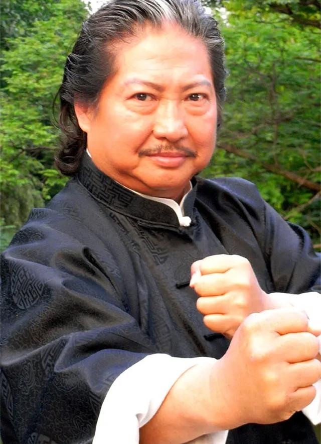 時隔30年再聚首！70歲譚詠麟曬「和老友聚餐照」洪金寶也在場　狀態年輕「勝過同年紀的人」享晚年愜意生活