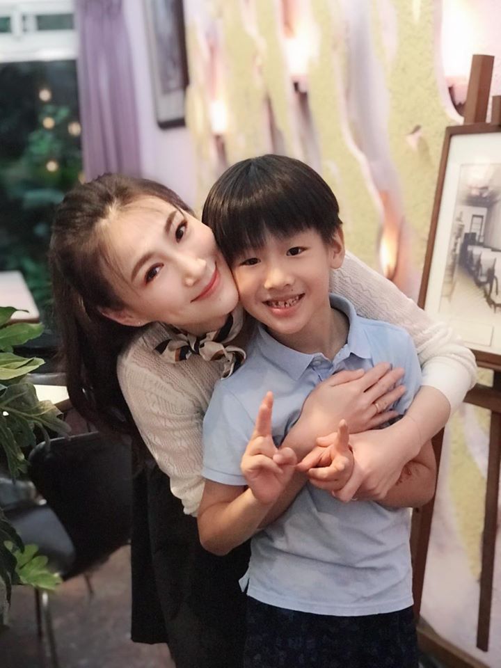 差16歲依舊甜蜜！李新「出身名門成績好」沈世朋坦言：曾覺得配不上她　「見面5次結婚」今一家3口幸福美滿