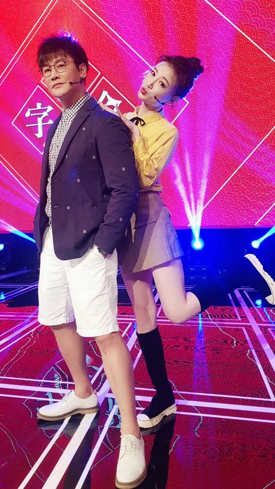 差16歲依舊甜蜜！李新「出身名門成績好」沈世朋坦言：曾覺得配不上她　「見面5次結婚」今一家3口幸福美滿