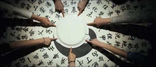 八卦山廢校玩碟仙！他北七問：「祢怎麼走的？」　24歲女阿飄「詭異笑著回答」：嘻嘻！都來陪我