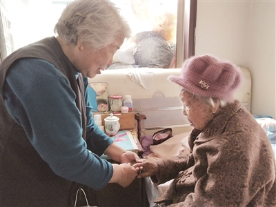 77歲女兒堅持「為110歲老母做鞋」：讓她永遠當少女　80歲女婿「照顧岳母是福氣」自認還年輕