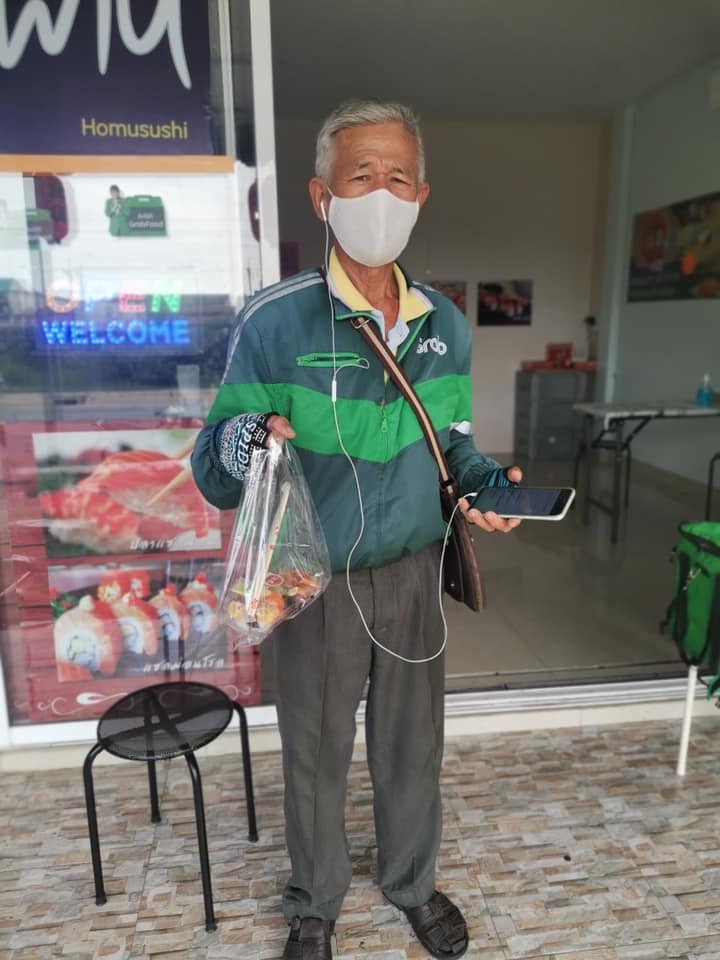 不想成為子女負擔！70歲爺爺「轉行當外送員」：年齡不是藉口　堅持「讓老伴幫忙扛包」浪漫心聲超催淚