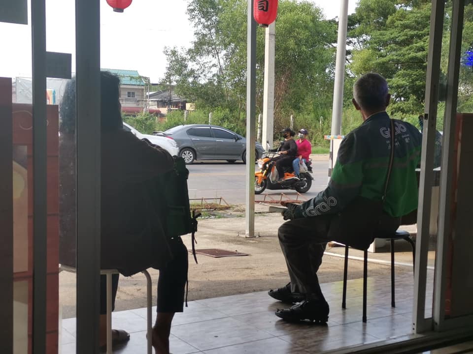 不想成為子女負擔！70歲爺爺「轉行當外送員」：年齡不是藉口　堅持「讓老伴幫忙扛包」浪漫心聲超催淚