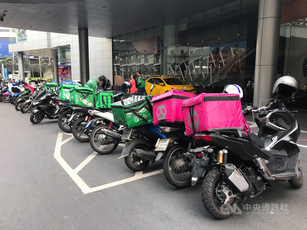 不想成為子女負擔！70歲爺爺「轉行當外送員」：年齡不是藉口　堅持「讓老伴幫忙扛包」浪漫心聲超催淚