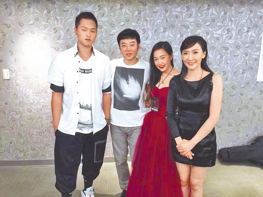 尪是主持一哥！愛妻曝「與婆婆同住快30年」伺候一家人　「親媽就住樓下」她嘆氣：兩女人同桌吃飯很難