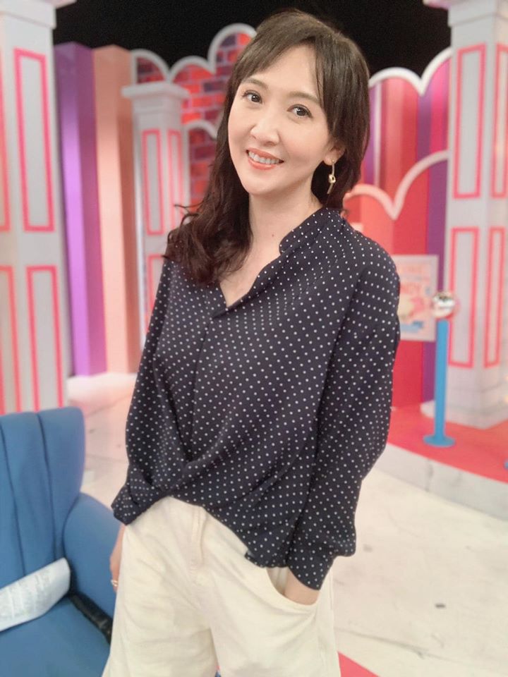 尪是主持一哥！愛妻曝「與婆婆同住快30年」伺候一家人　「親媽就住樓下」她嘆氣：兩女人同桌吃飯很難