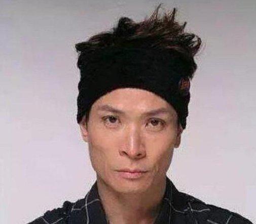 和梁朝偉是同學！因演反派爆紅「7段戀情全失敗」　為顧94歲母親「拒百萬片酬」永不再婚