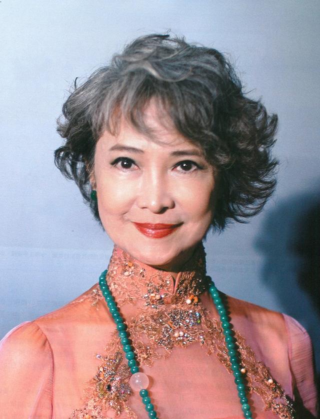 蕭芳芳傳奇一生！6歲出道右耳聽不見「愛過謝賢、秦祥林」　73歲仍優雅「再嫁多年好友」退休投身公益