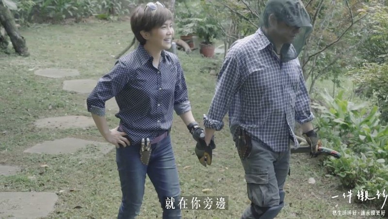 李濤、李艷秋夫妻「上山簡單生活」種田養雞樣樣來　感嘆一輩子匆忙「關懷偏鄉」：快樂才是最大價值