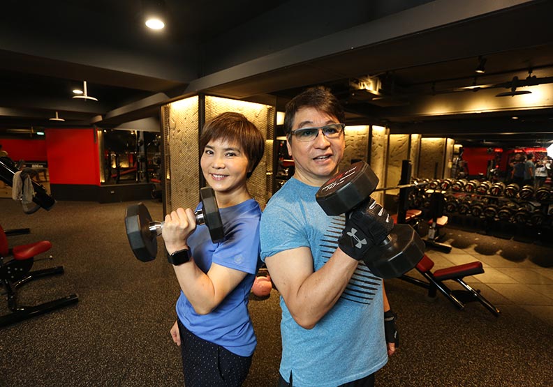 李濤、李艷秋夫妻「上山簡單生活」種田養雞樣樣來　感嘆一輩子匆忙「關懷偏鄉」：快樂才是最大價值